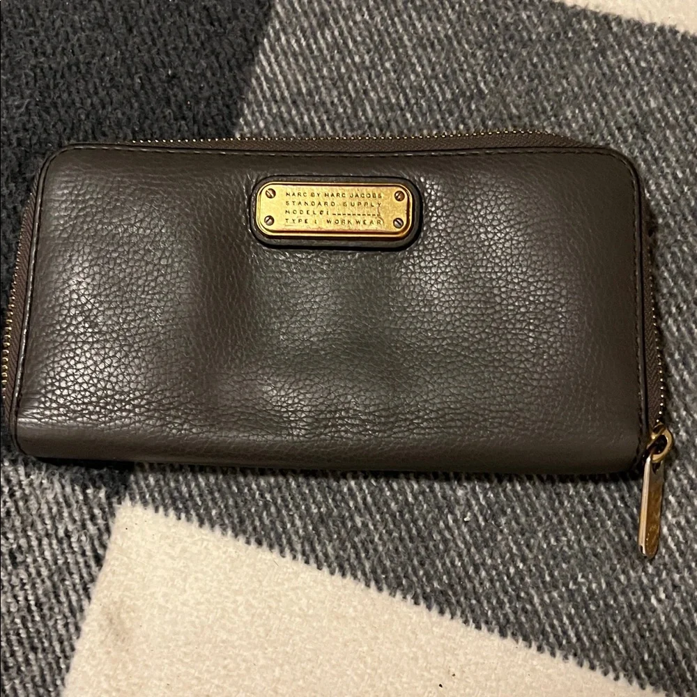 Marc Jacobs Gray Leather zipped Wallet EUC no rips tears and zipper is in EUC - Picture 2 of 3